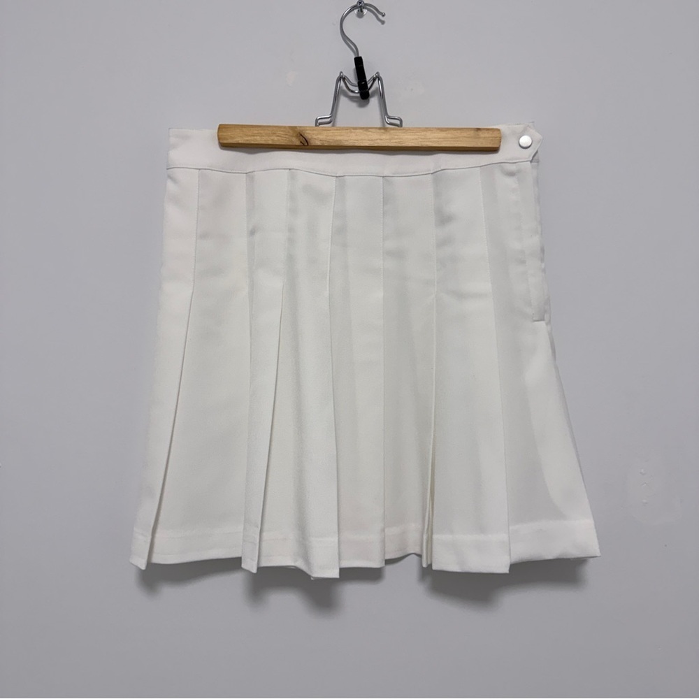 Chic White Pleated Mini Skirt